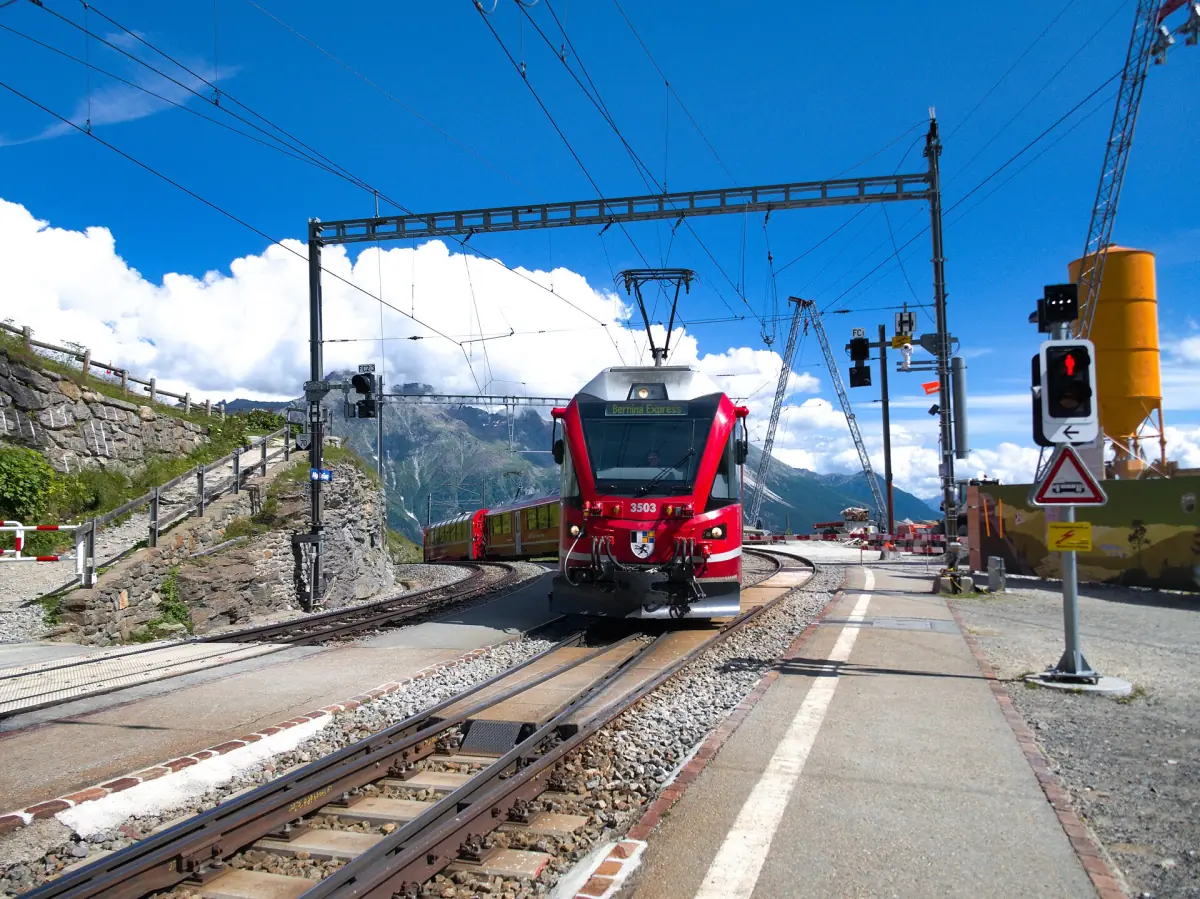 Ein Zug der Berninabahn im Bahnhof Alp Grüm