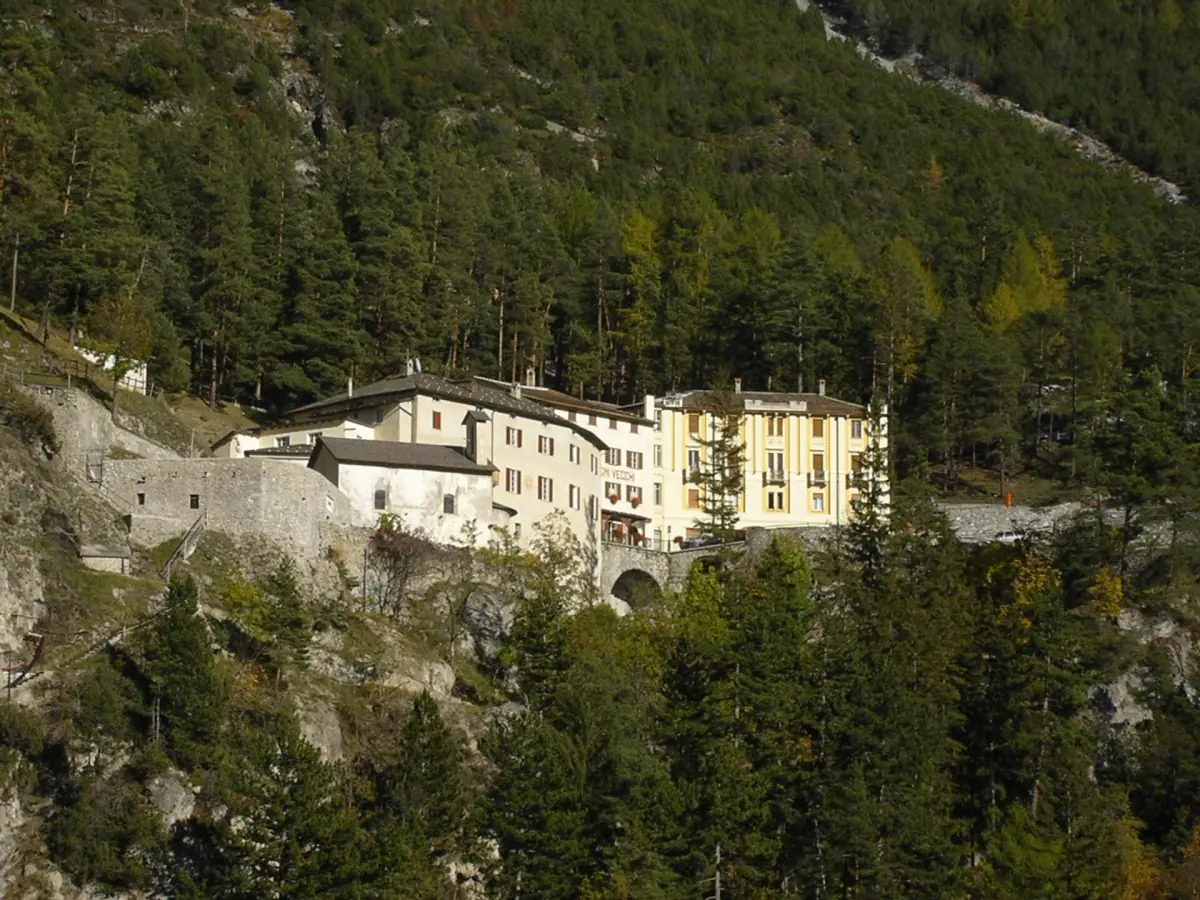 Die Badegebäude von Bagni di Bormio am Hang