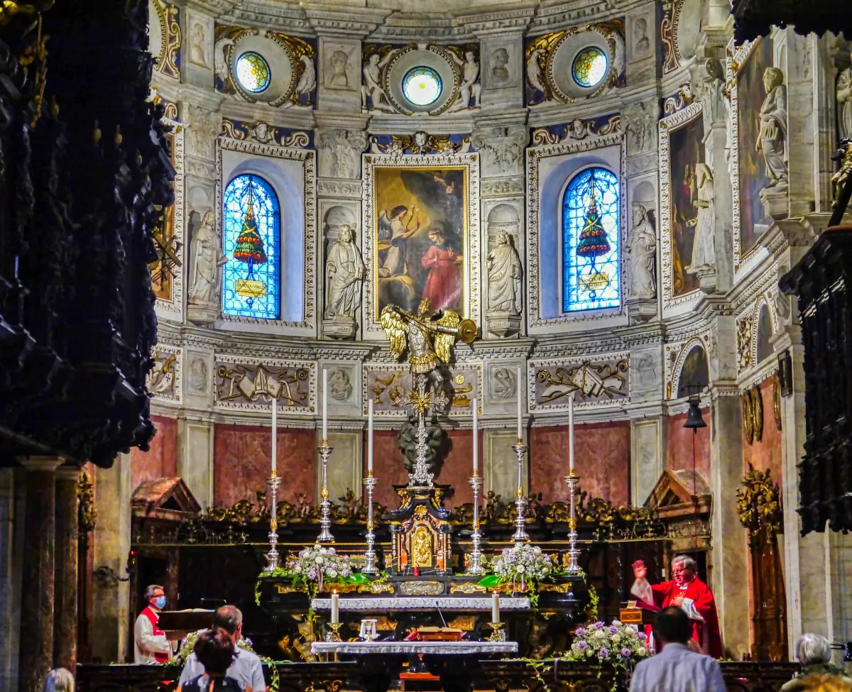 Der reich geschmückte Innenraum der Basilika Madonna di Tirano