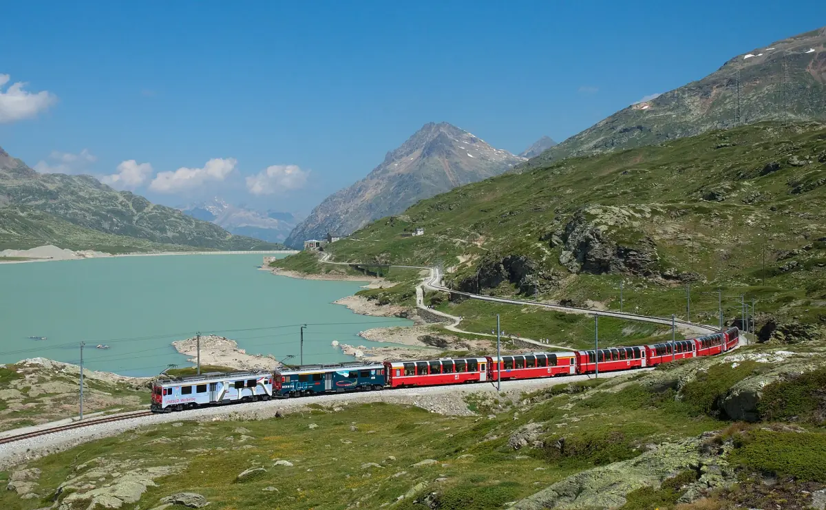 Ein Bernina Express am Lago Bianco
