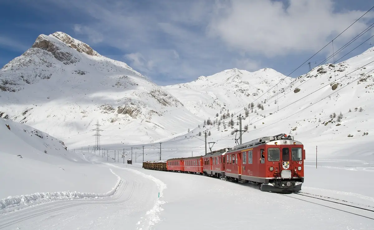 Ein Zug der Berninabahn im Schnee am Berninapass