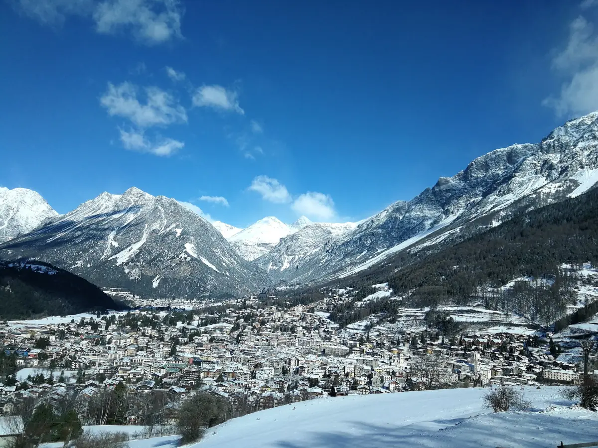Bormio im Winter unter verschneiten Gipfeln