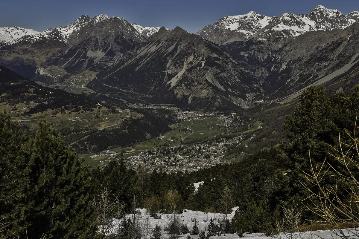Bormio im Talkessel zwischen den Bergen