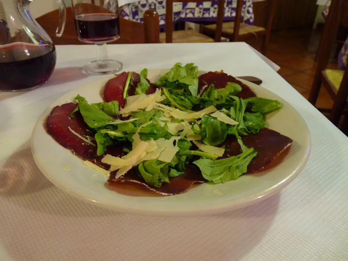 Bresaola mit Rucola und Käsespänen