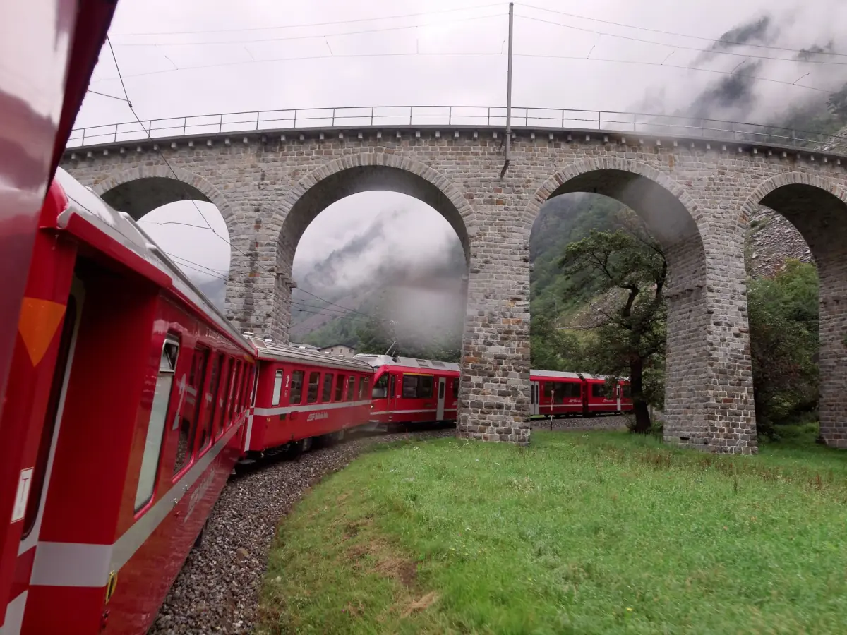 Der Kreisviadukt von Brusio aus einem Zug der Berninabahn