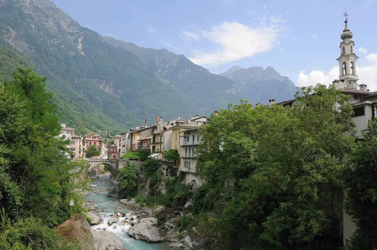 Chiavenna mit Fluss und Kirchturm