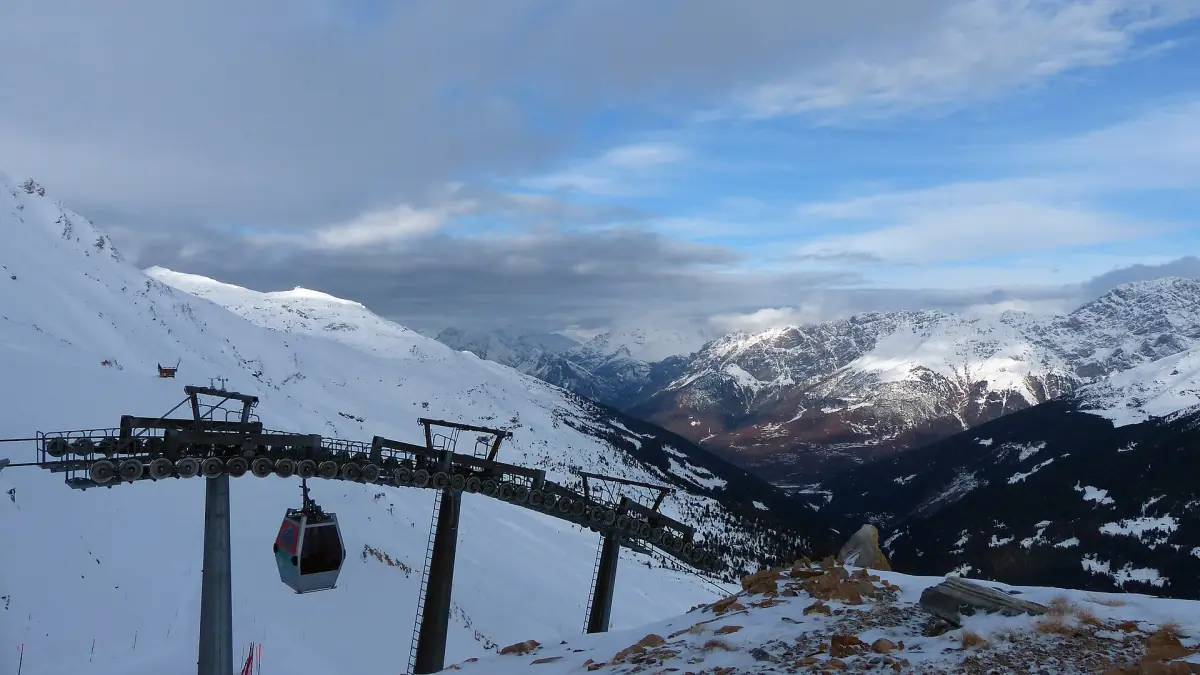 Eine Kabinenbahn über verschneiten Hängen bei Santa Caterina