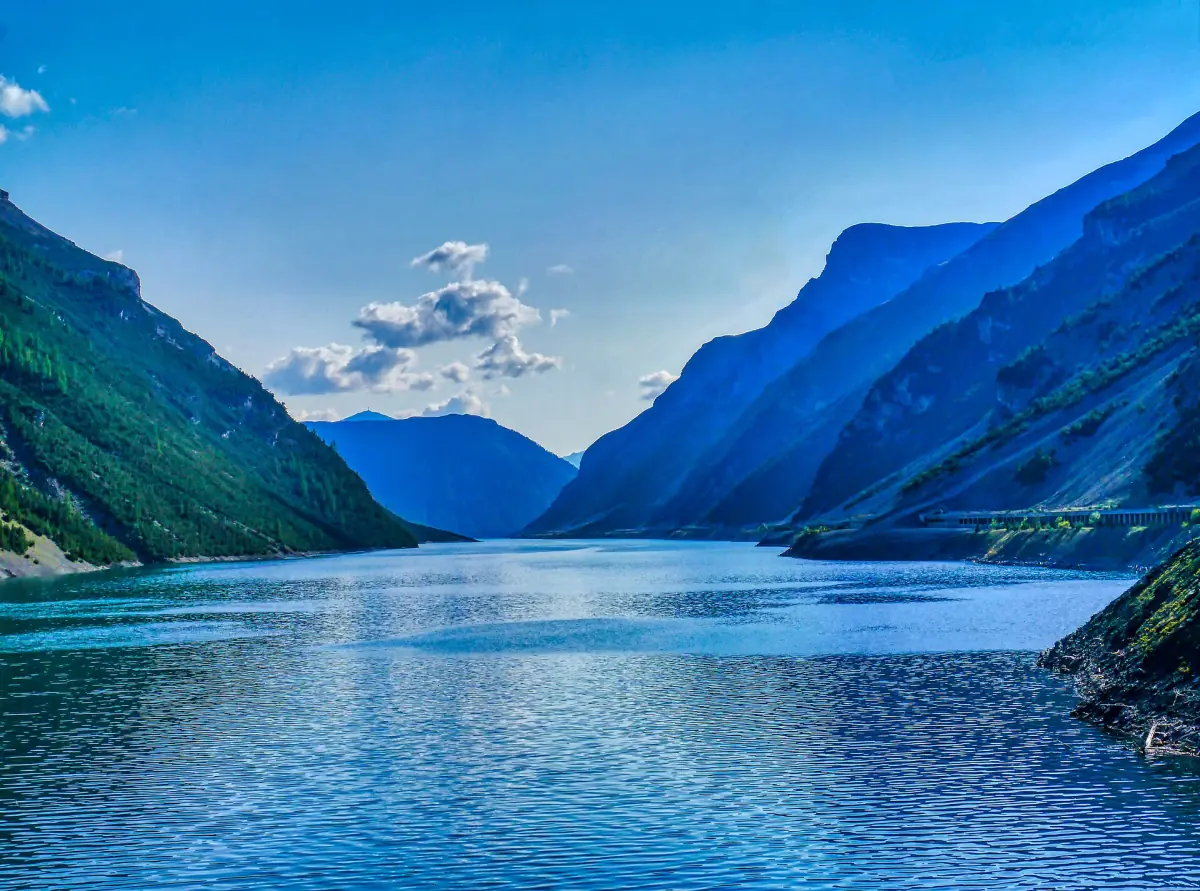 Der Lago di Livigno zwischen steilen Berghängen