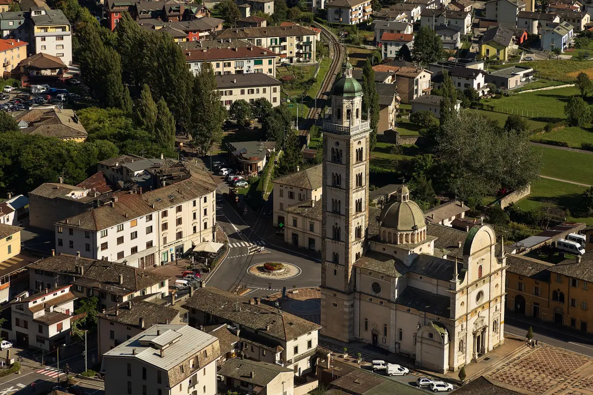 Die Kirche Madonna di Tirano und der Ort von oben