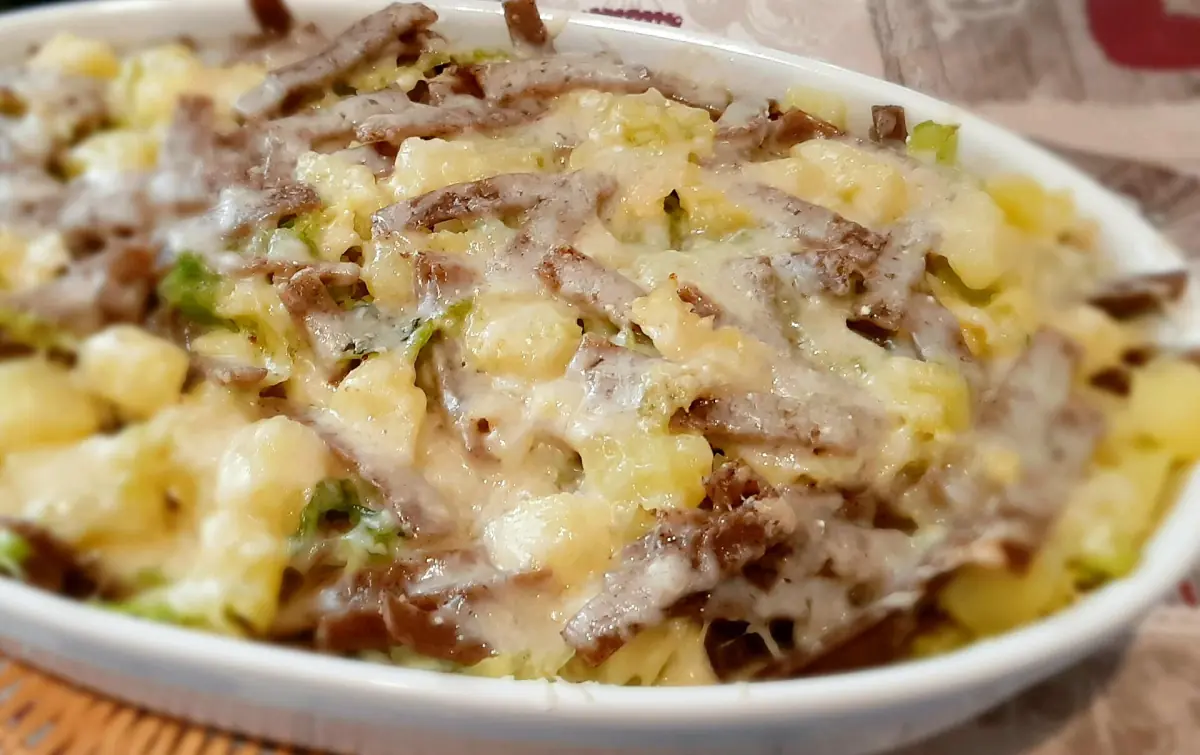 Eine Form mit Pizzoccheri della Valtellina