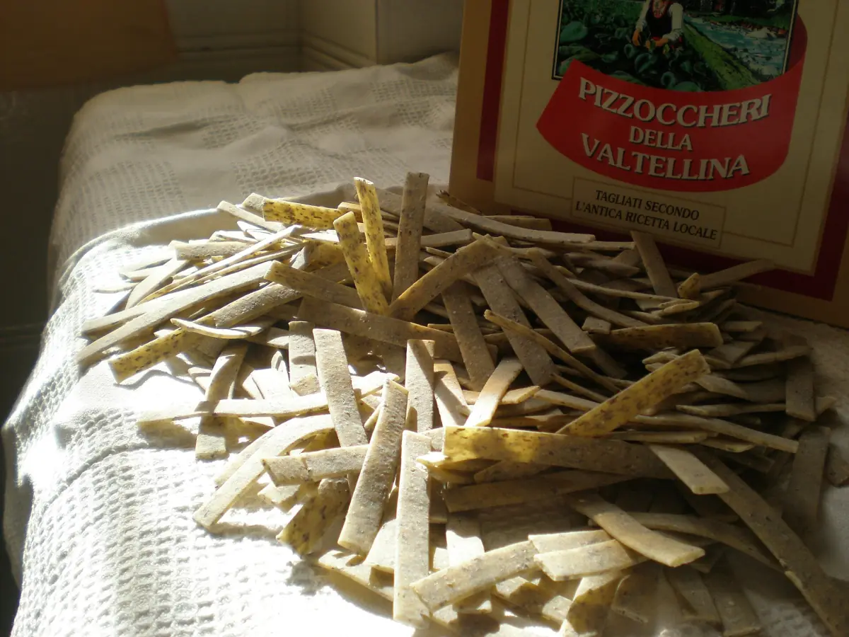 Getrocknete Pizzoccheri-Nudeln aus Buchweizen