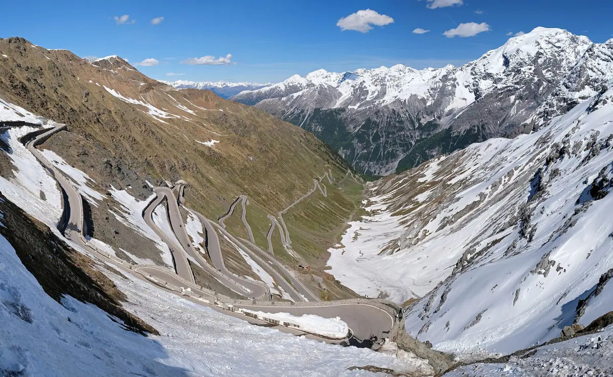 Kehren des Stilfser Jochs auf der Südtiroler Seite