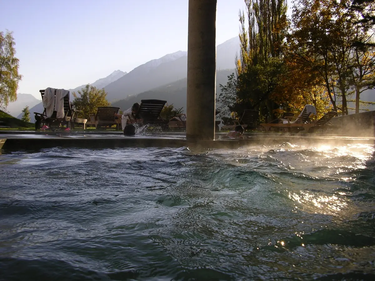Ein dampfendes Thermalbecken im Freien in Bagni di Bormio